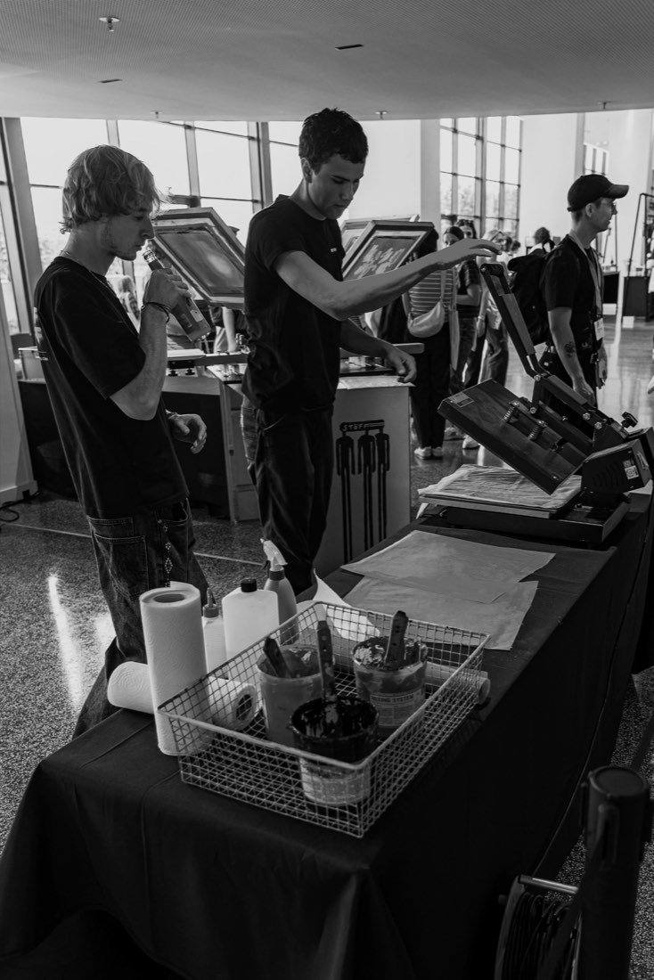 Druckstation mit Transferpresse und Siebdruck-Material auf dem DGS-Kongress 2026 in Mainz